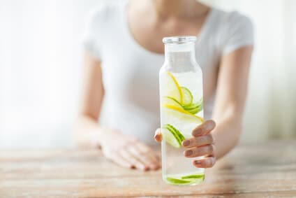 wasser_mit_zitrone_und_gurken_LeichtGesund